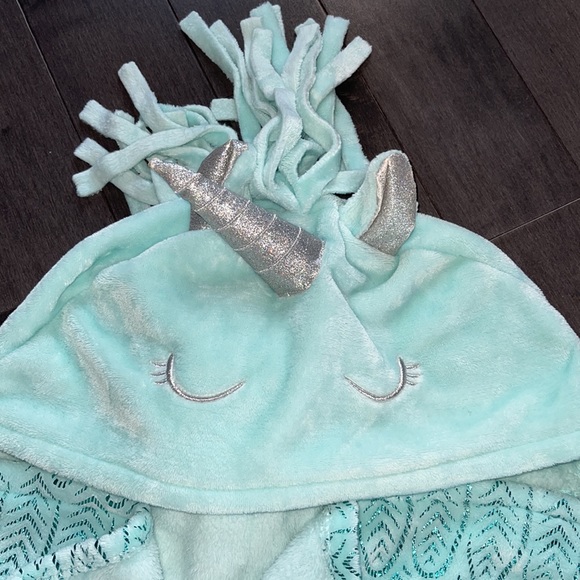 5/$10 unicorn blanket wrap. - Picture 3 of 5